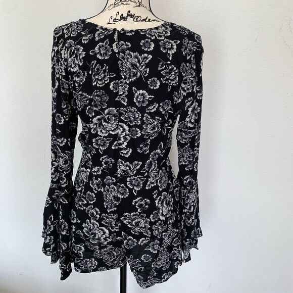Forever 21 Black And White Floral Romper With Long Bell Sleeves Size M - Picture 2 of 7